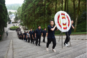 賡續(xù)井岡山精神，向革命烈士敬獻(xiàn)花圈